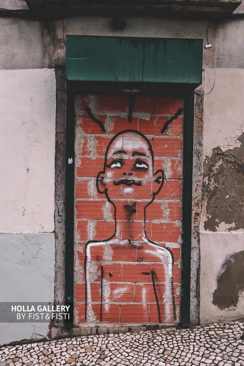 Граффити из балончика на кирпичной стене в Лиссабоне.