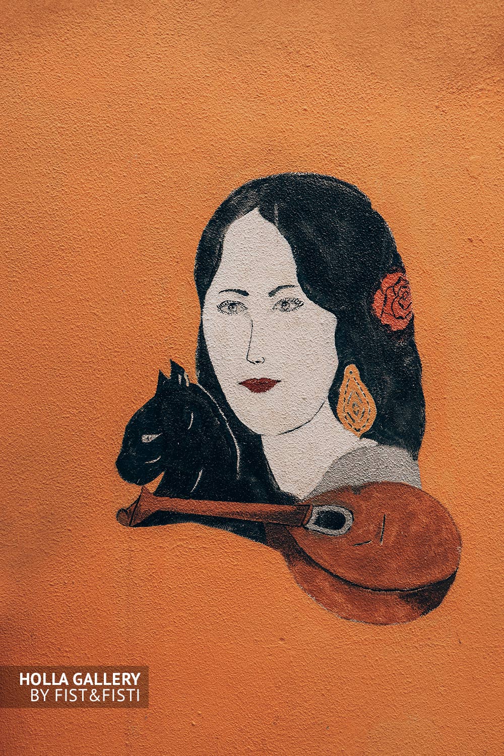 Красивый рисунок девушки на стене улицы Лиссабона.