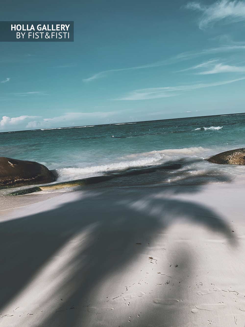 Панорама океана с белоснежным пляжем и тенью от пальм. Доминиканская республика. Фото постер