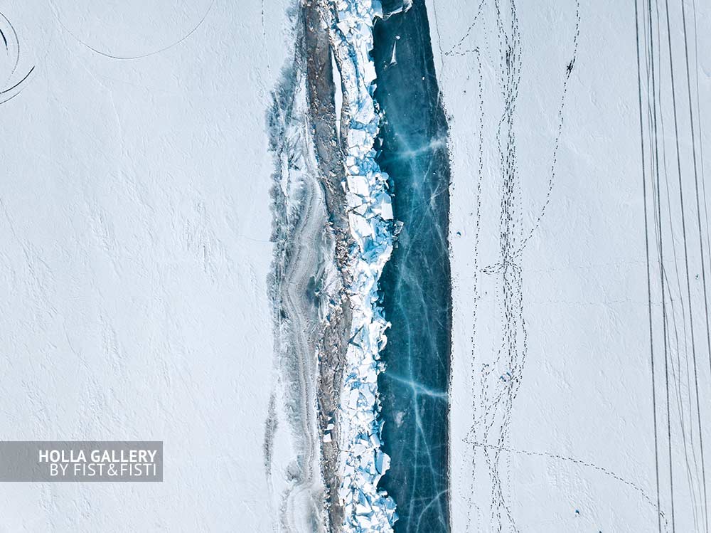 Фотография Байкала на коптер сверху. Граница моря и берега. Глубокий лёд Байкала. Фотокартина. Постер для интерьера