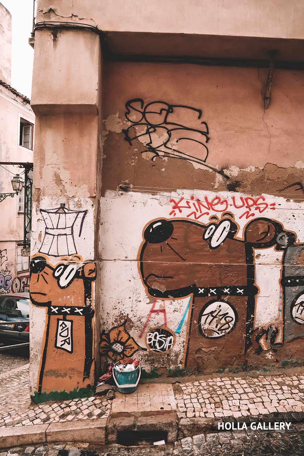 Гетто район Лиссабона с граффити, фотообои для интерьера.