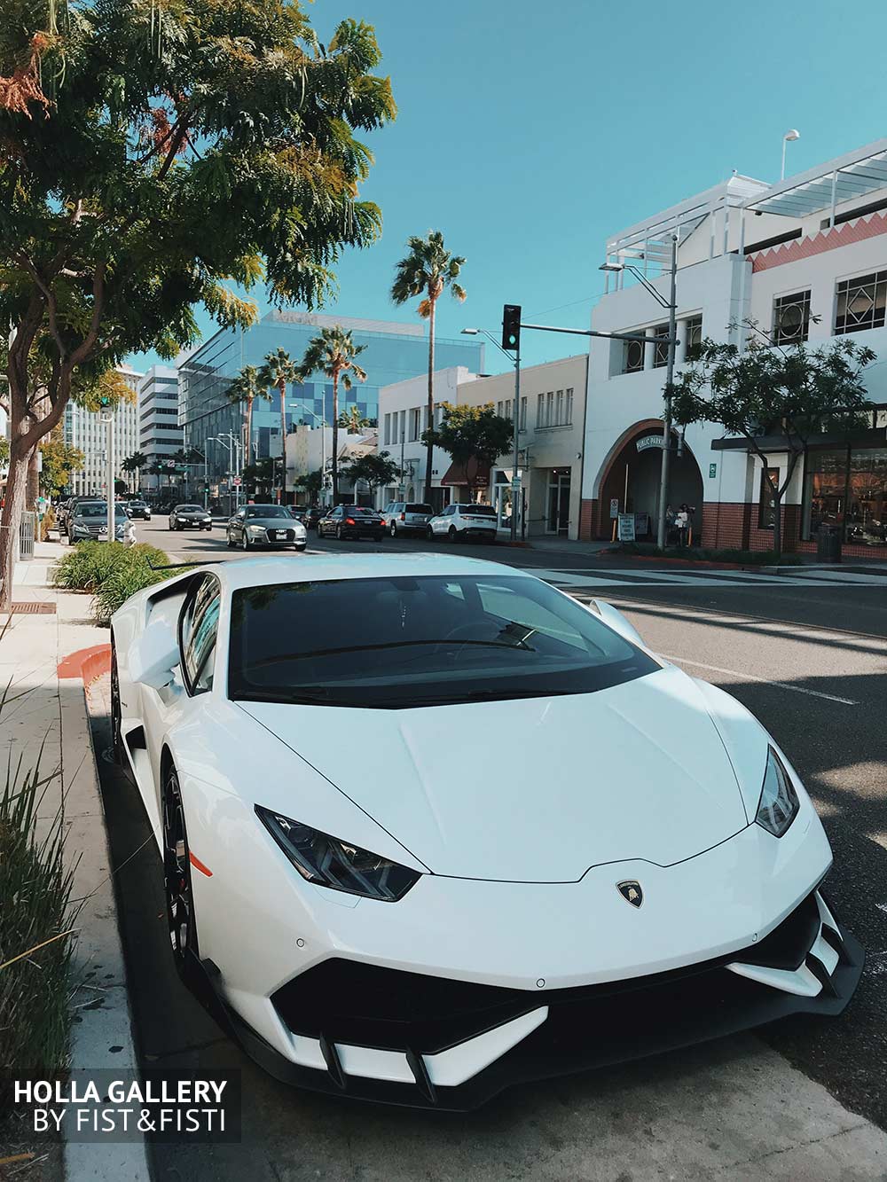 Белая Lamborghini припаркована среди пальм в южном городе
