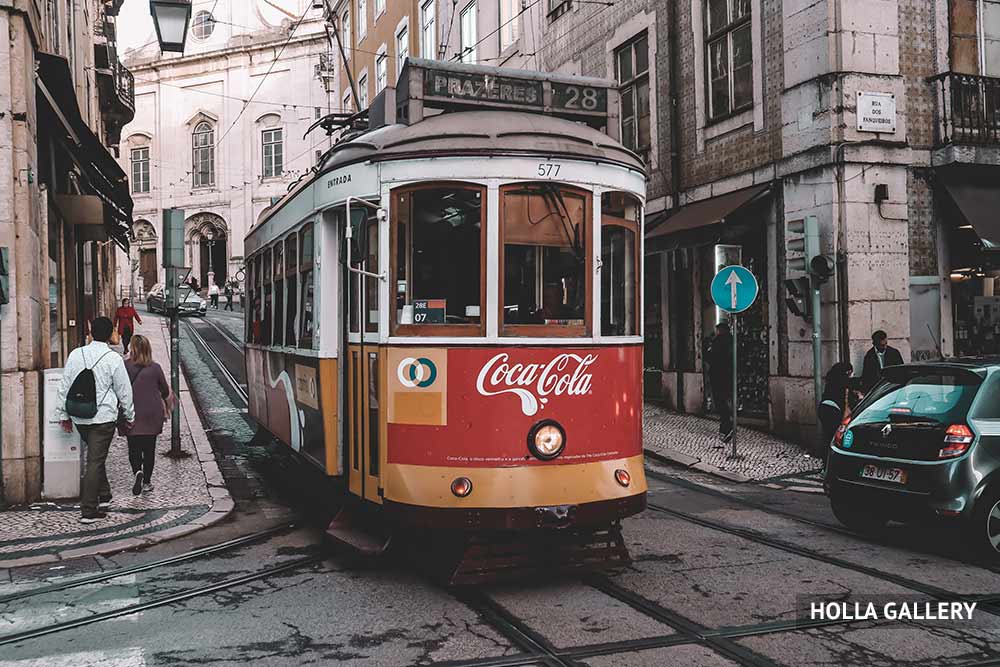 Красный трамвай на улице Лиссабона