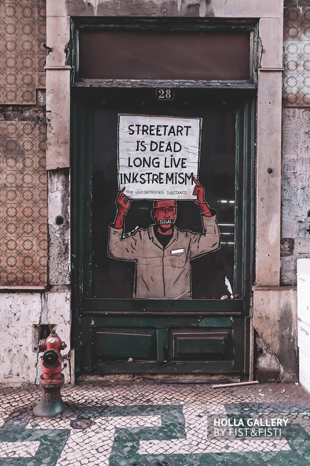 Граффити на двери на улочках Лиссабона. 