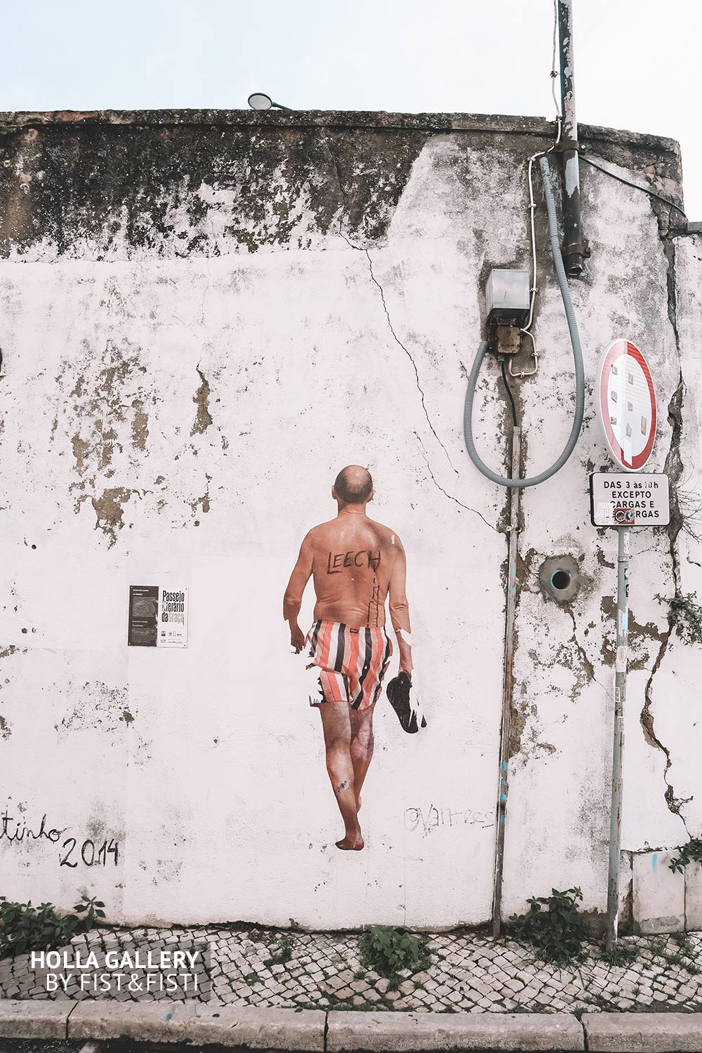 Рисунок идущего мужчины на белой старой стене в Лиссабоне.