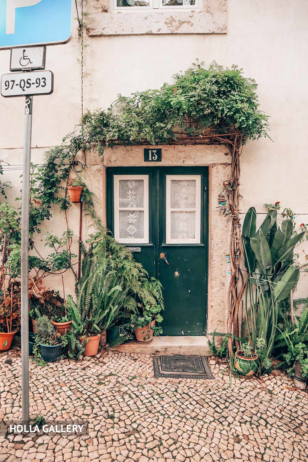 Дверь с растениями вокруг в Лиссабоне