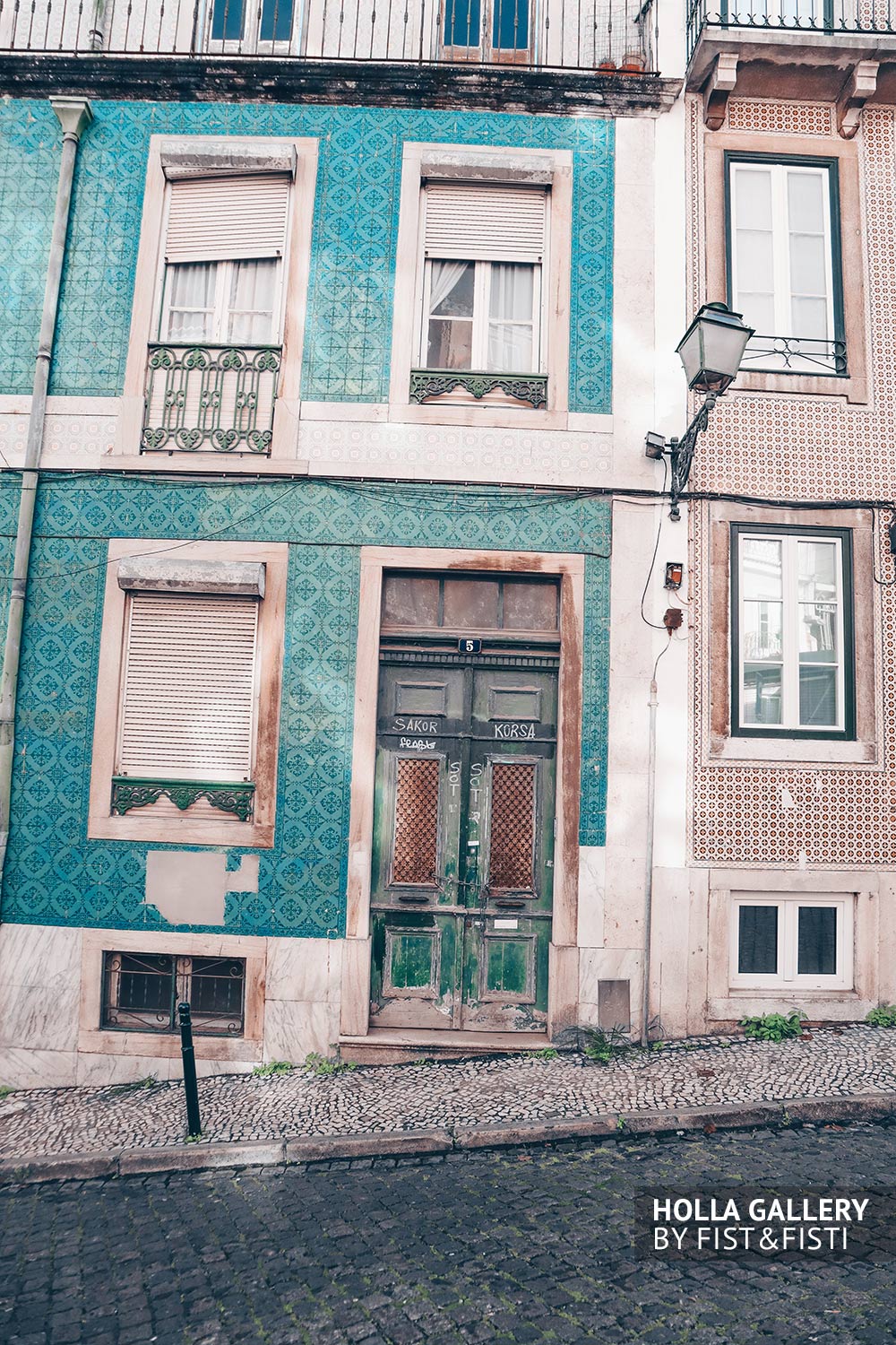 Историческое здание с зеленой дверью в Лиссабоне.