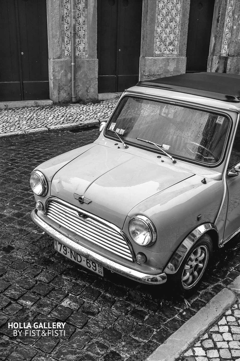 Самая первая модель Mini Cooper на улице Лиссабона, черно-белое фото.