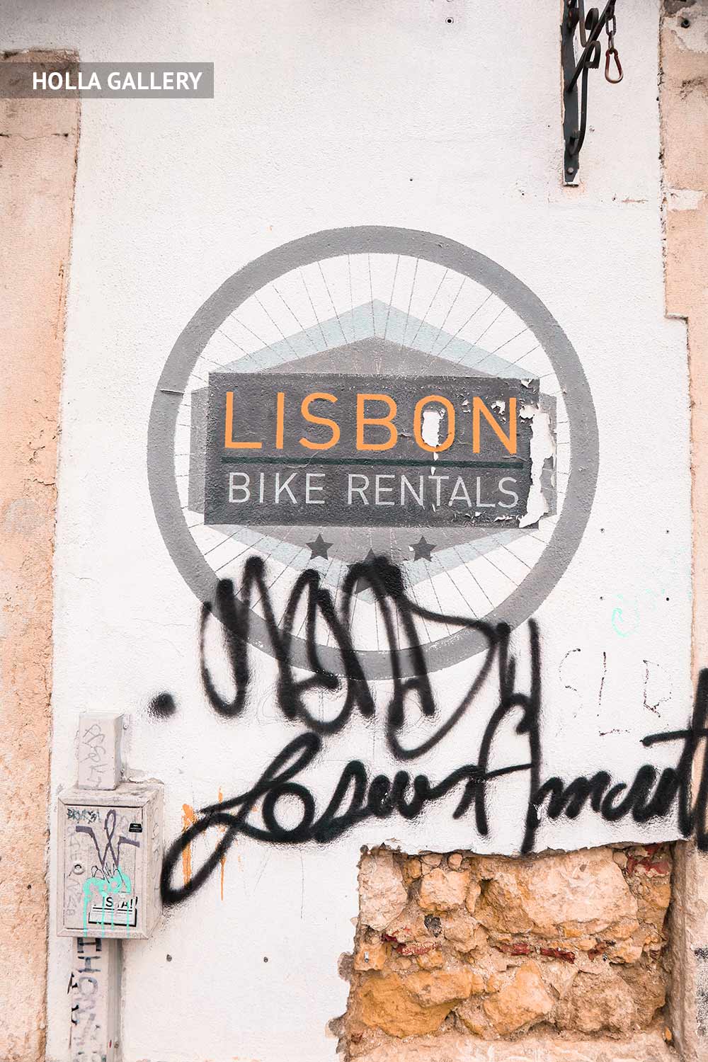 Граффити надпись на стене Лиссабона