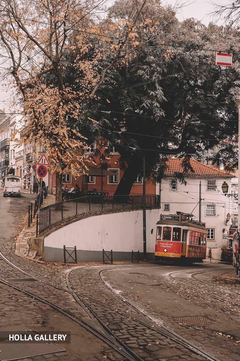 Трамвай на подъеме на улицу Лиссабона