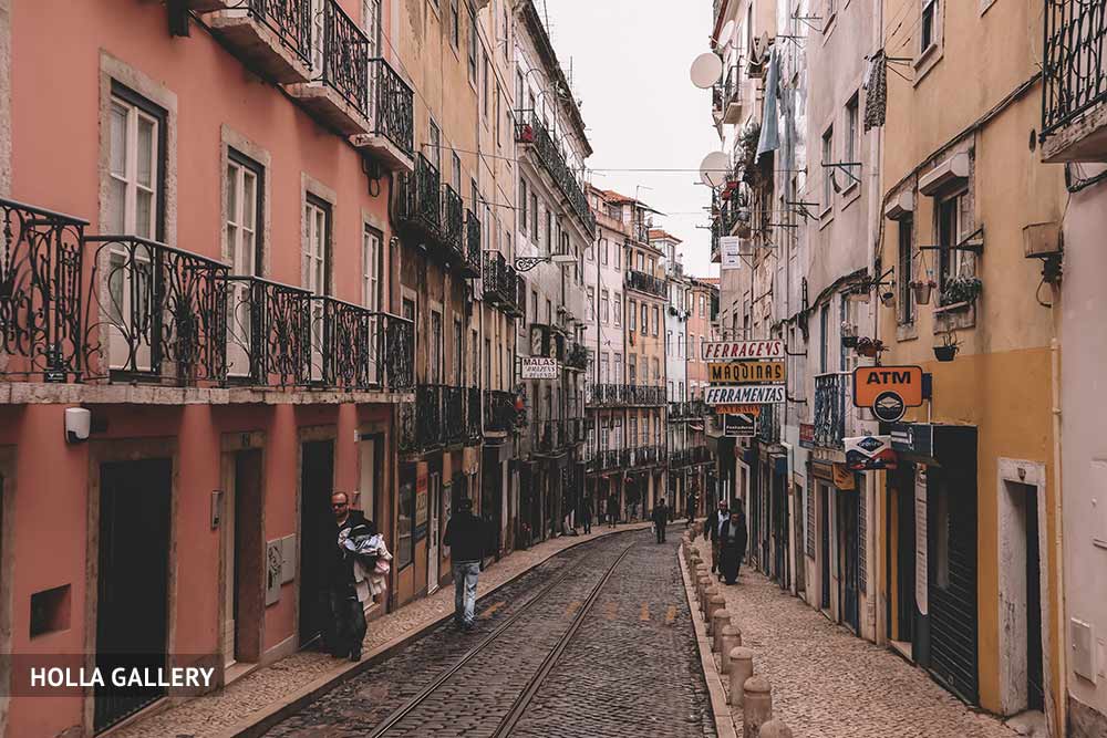 Длинная узкая улица в Лиссабоне