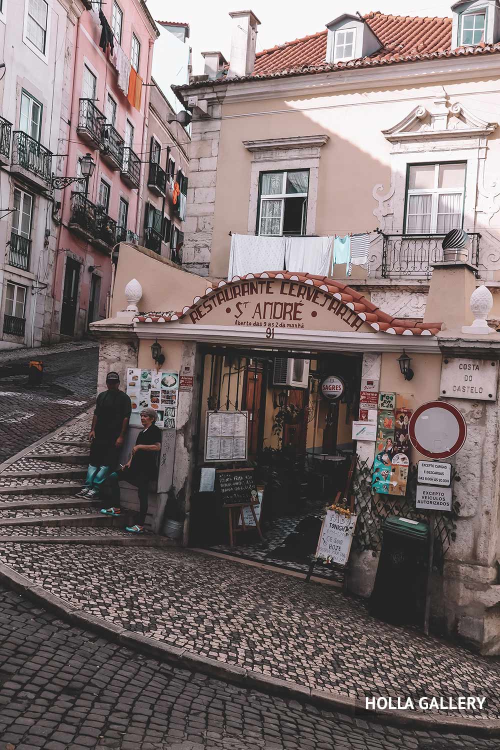 Поворачивающая улица с магазином в Лиссабоне