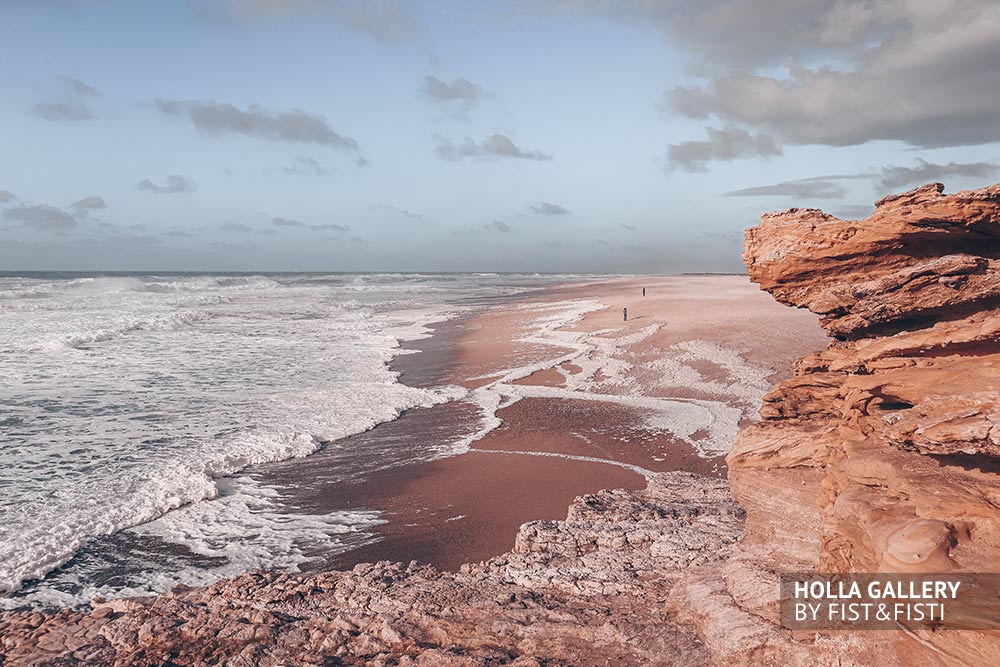 Скалы на берегу Назаре с волнами Атлантического океана.