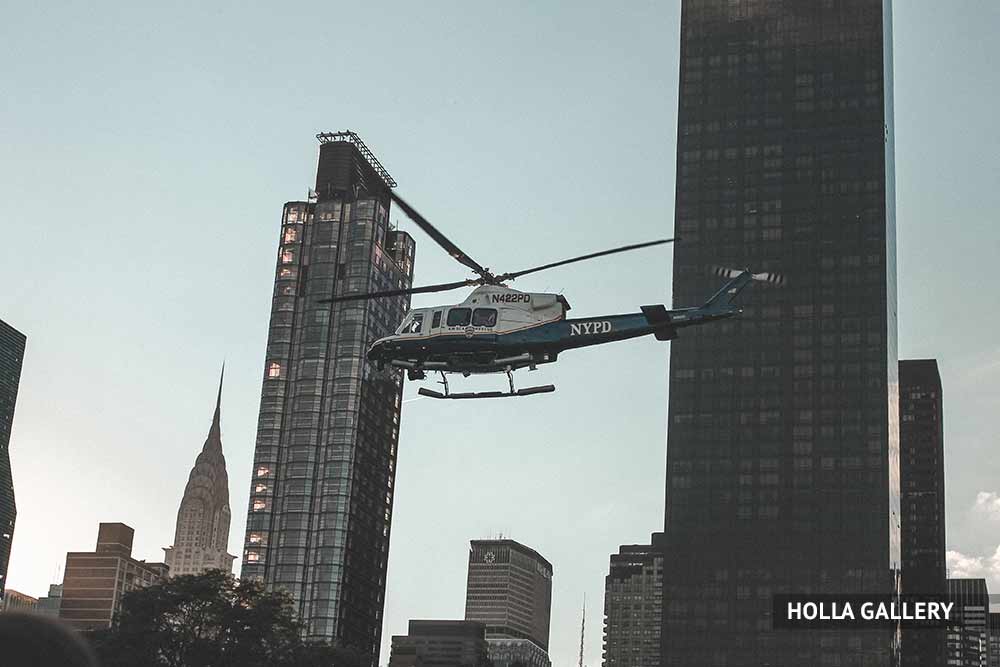 Вертолет на фоне высоток в Нью-Йорке