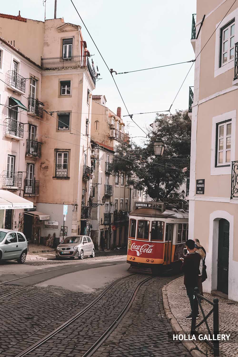 Узкая улочка Лиссабона с трамваем