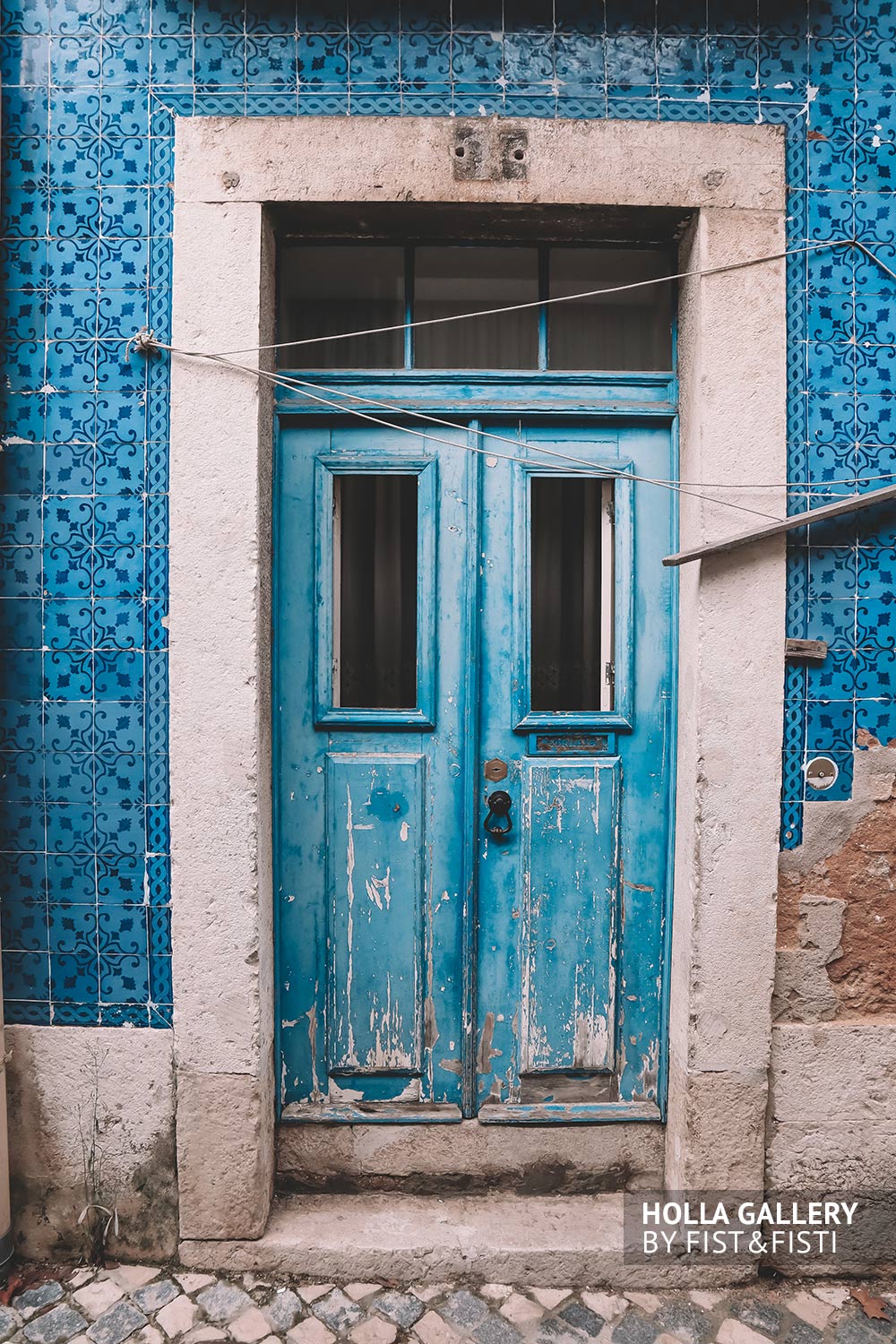 Узкая деревянная дверь в стене на улице Лиссабона. Фотообои для интерьера Лиссабон.